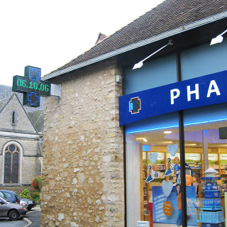 Enseigne et signalétique de la Pharmacie Flotté, à Noyen-sur-Sarthe